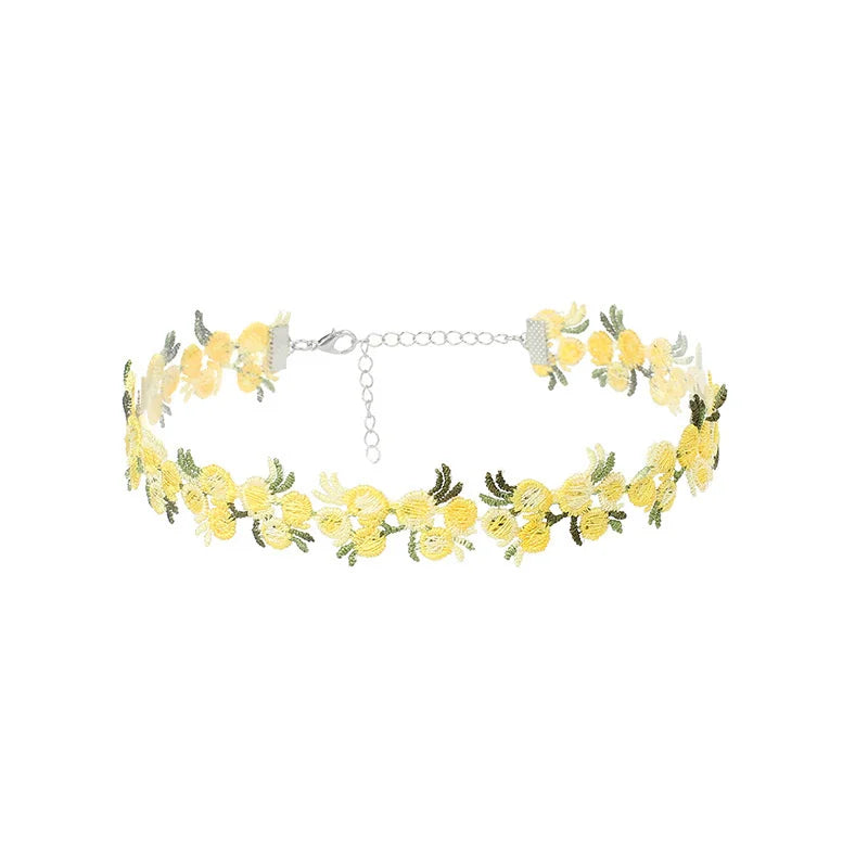 Halsband mit floraler Spitze