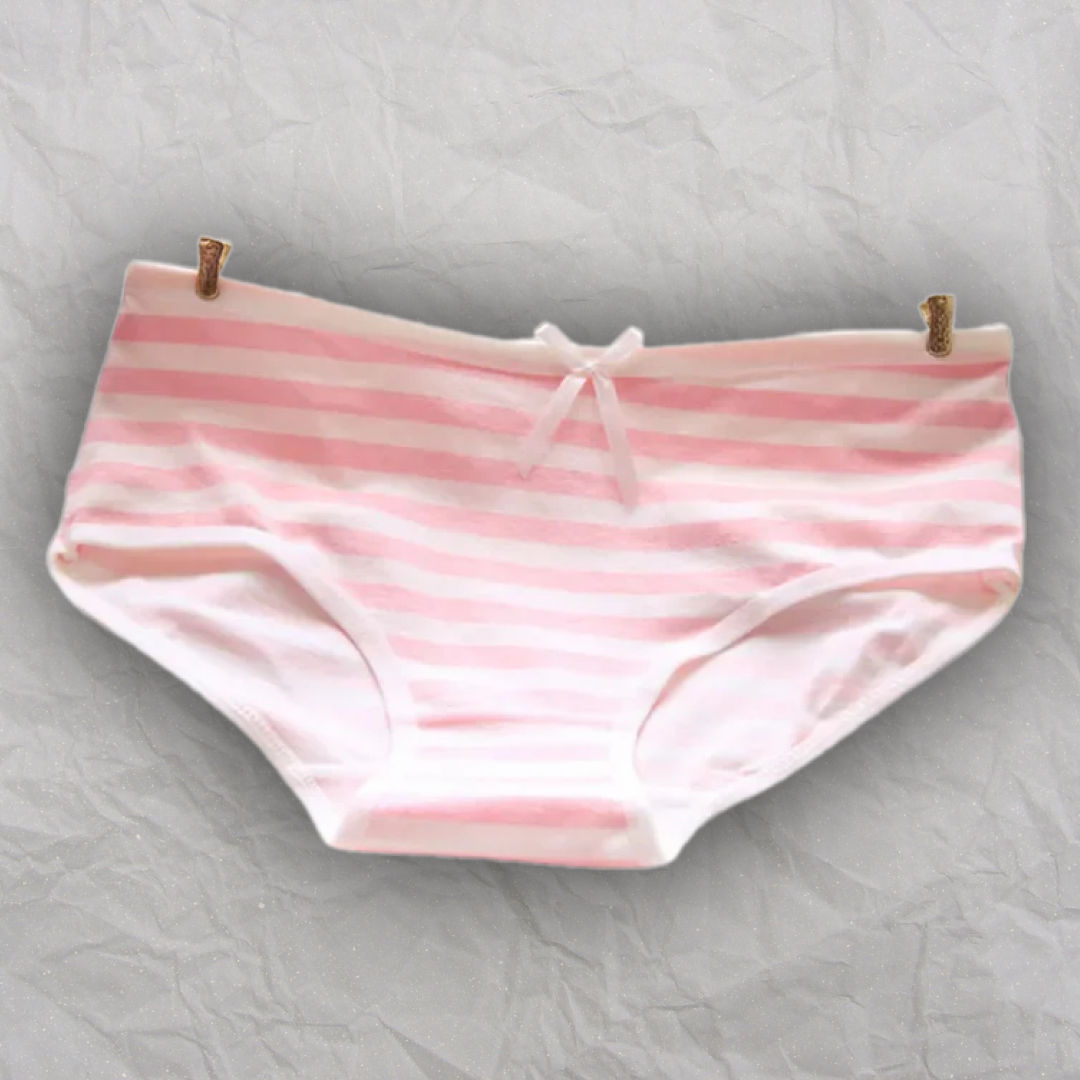 Tanga con escote en forma de corazón y rayas rosas